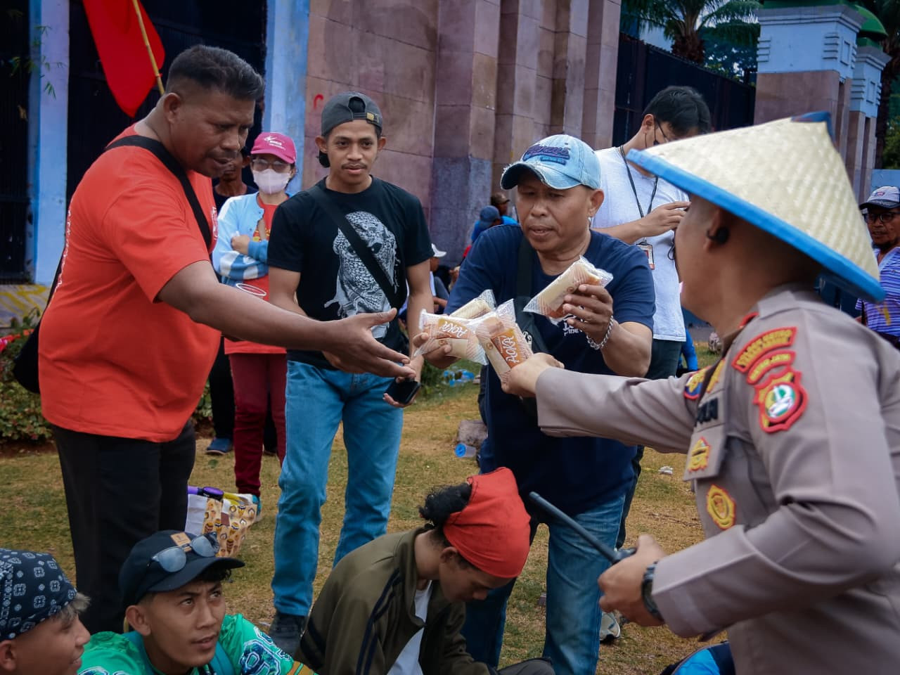Polda Metro Jaya Bagikan Air Minum dan Makanan Ringan kepada Peserta Penyampaian Aspirasi