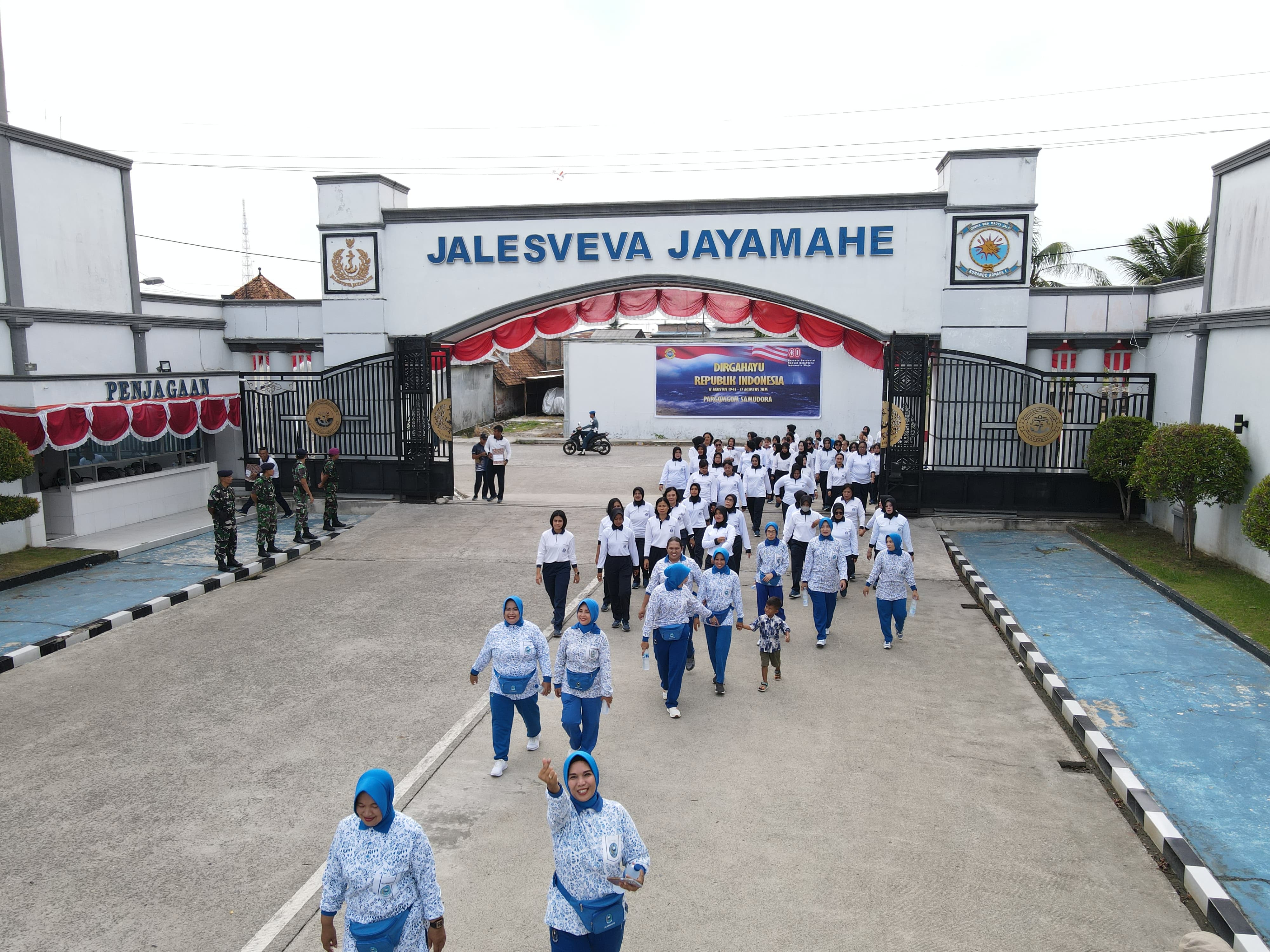 Sambut HUT Ke-79, Jalasenastri Korcab I DJA I Laksanakan Olahraga Bersama Prajurit dan PNS Lantamal I