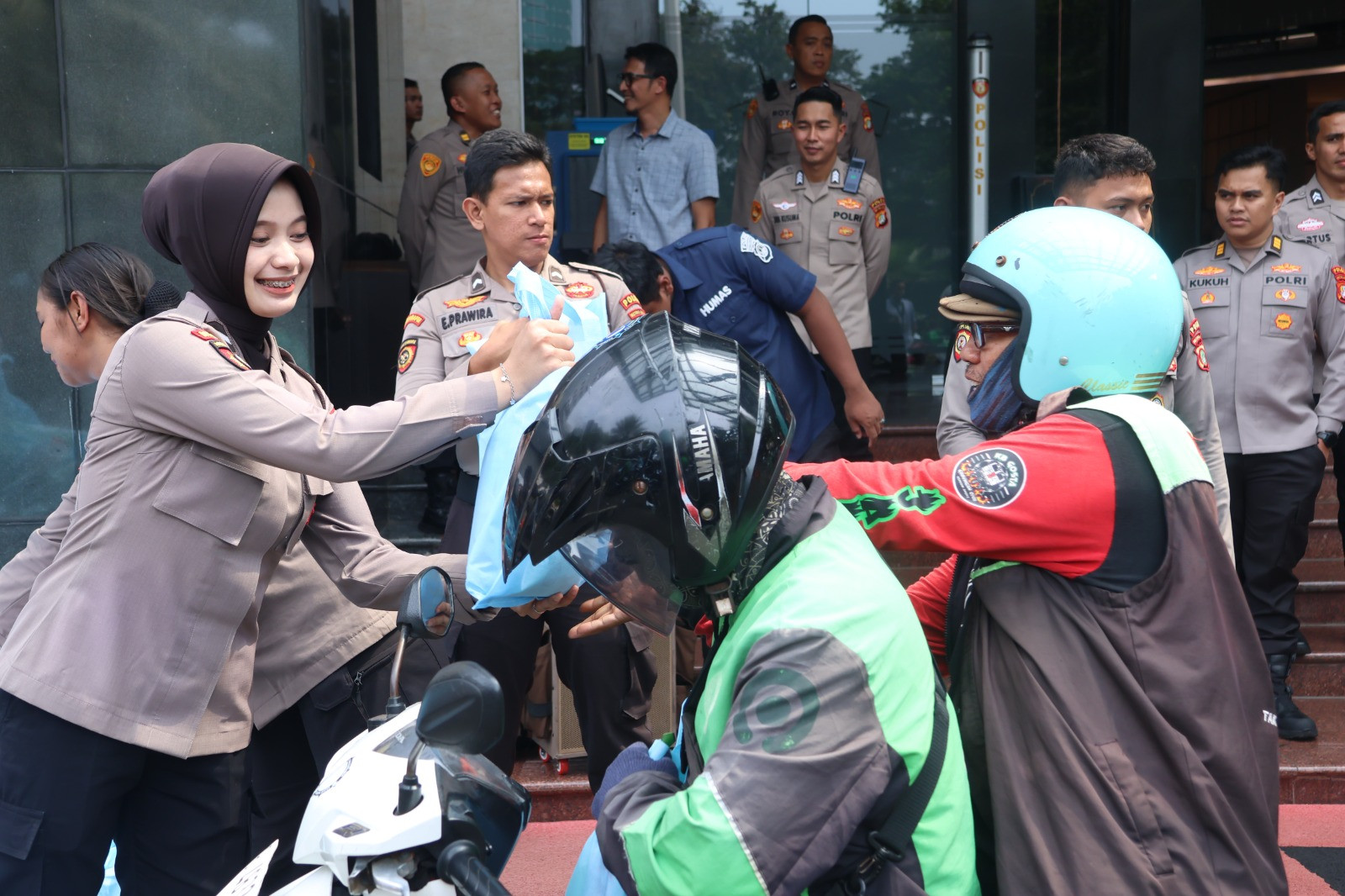 Jumat Peduli Polda Metro Jaya, Ojol Dapat Pesan Kamtibmas dari Polwan