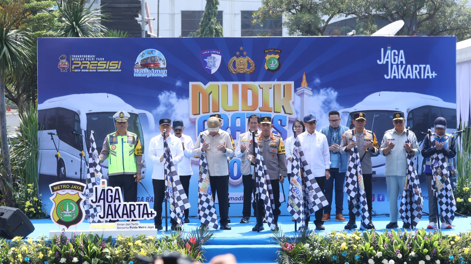 Melepas Peserta Mudik Gratis Polri, Menkes : Jumlah Kecelakaan Menurun Drastis Berkat Pengecekan Kesehatan Sopir