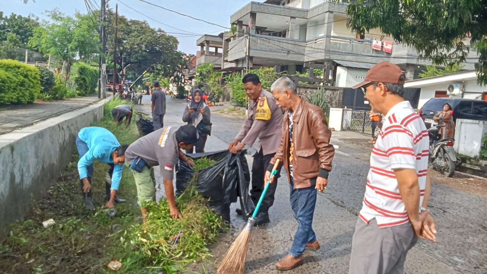 Wujudkan Lingkungan Asri, Bhabinkamtibmas Jakasampurna Bersinergi dalam Giat K3 di Jalan Bougenville