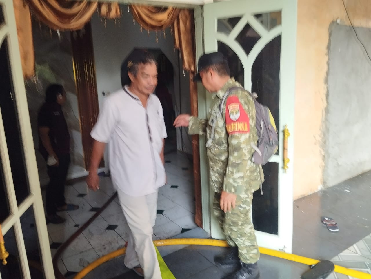 Kebakaran Hanguskan Empat Petak Kontrakan di Kelapa Gading Barat, Koramil 06/Kelapa Gading dan Kodim 0502/JU Turunkan Water Tank