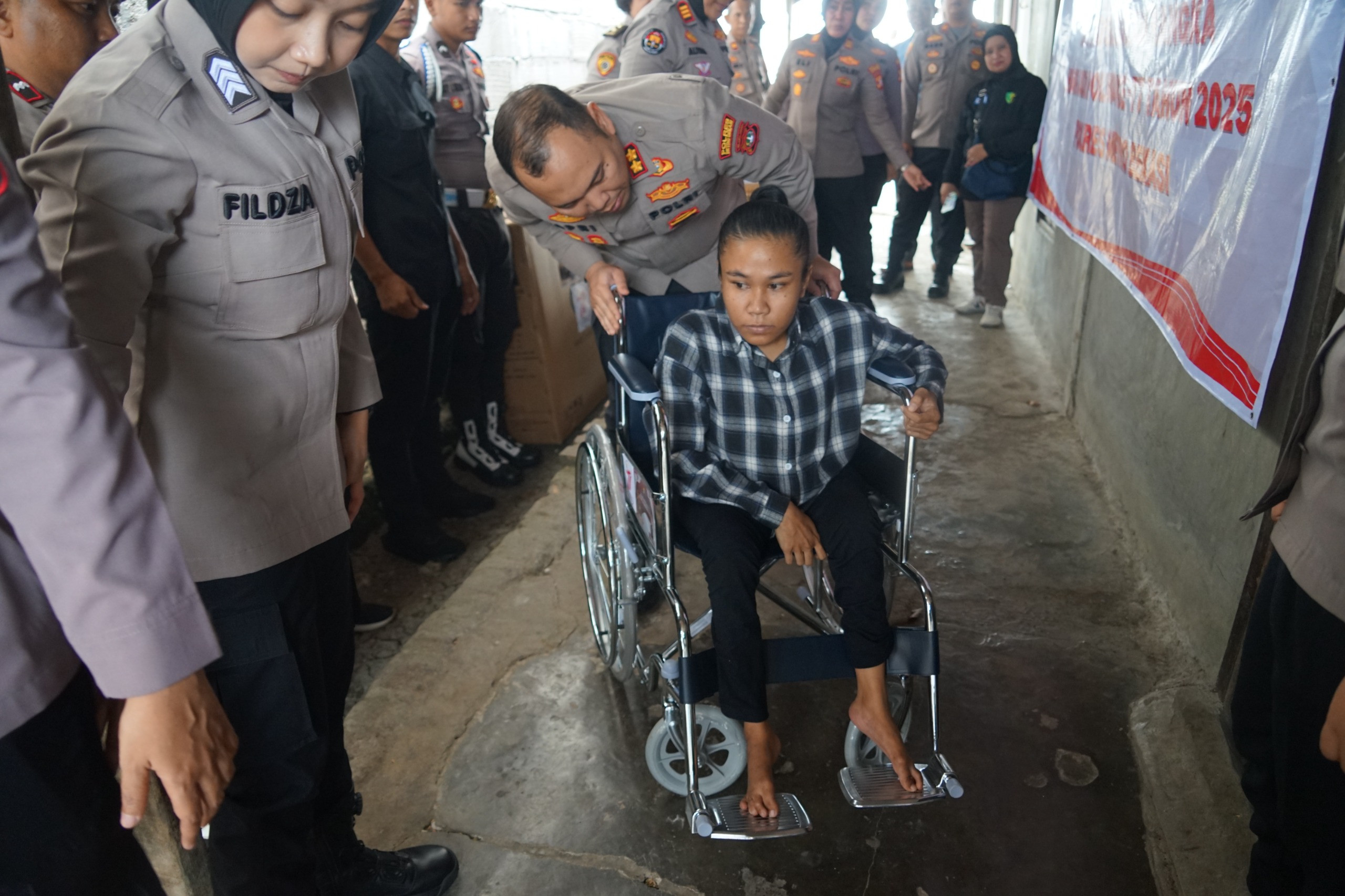 Hari Jadi Polwan ke-77: Wakapolres Metro Bekasi Serahkan Kursi Roda untuk Rohati, Penyandang Disabilitas di Tarumajaya