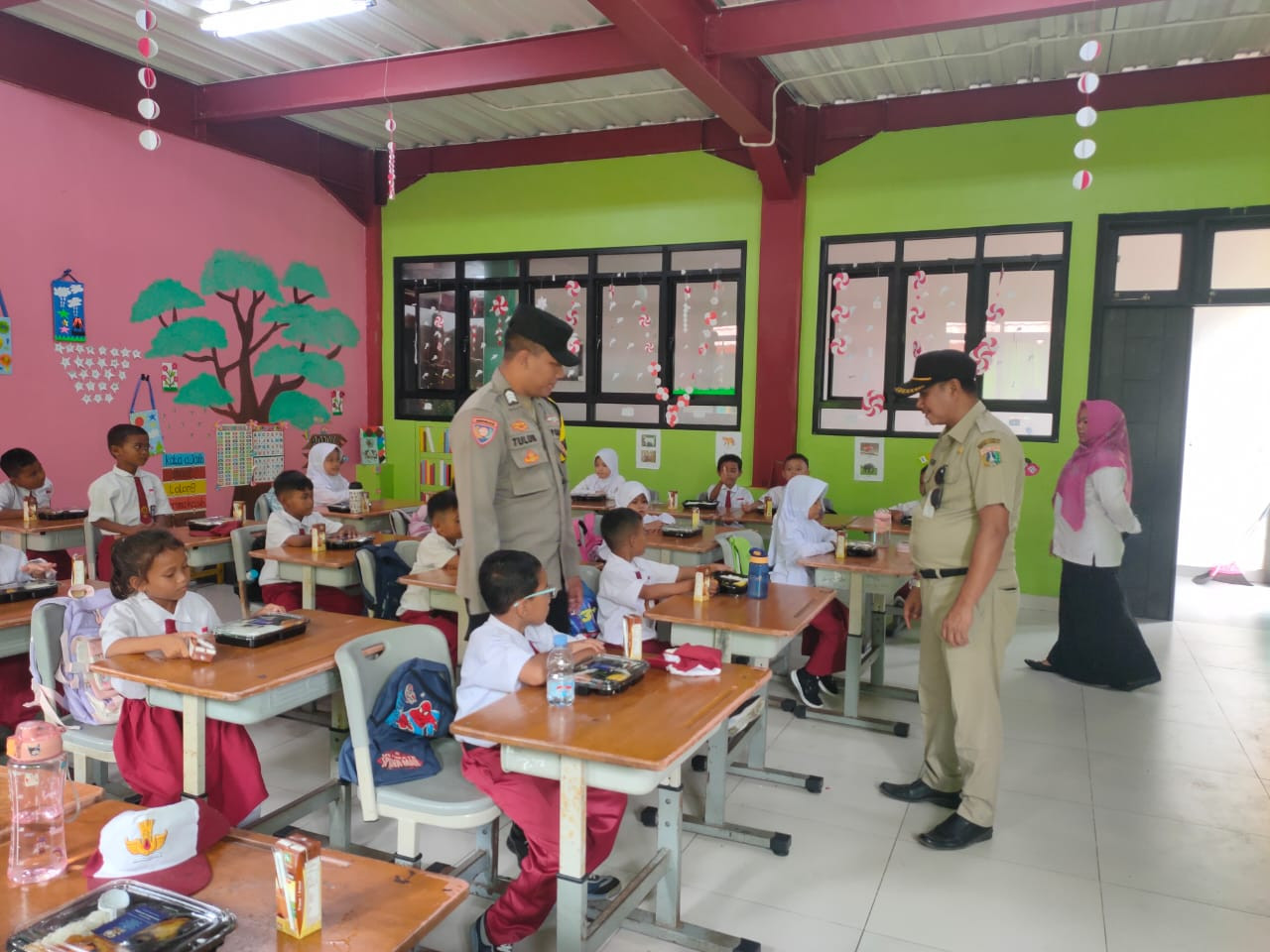 Bhabinkamtibmas Pulau Lancang Monitoring Makan Siang Bergizi Gratis di SDN 02