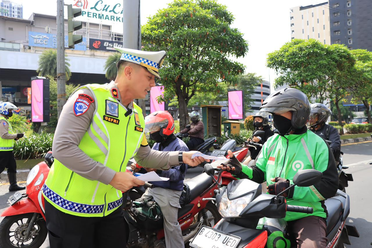 Operasi Zebra Jaya 2025, Satlantas Polres Metro Bekasi Kota Sosialisasi Keselamatan Berkendara di Exit Tol Bekasi Barat