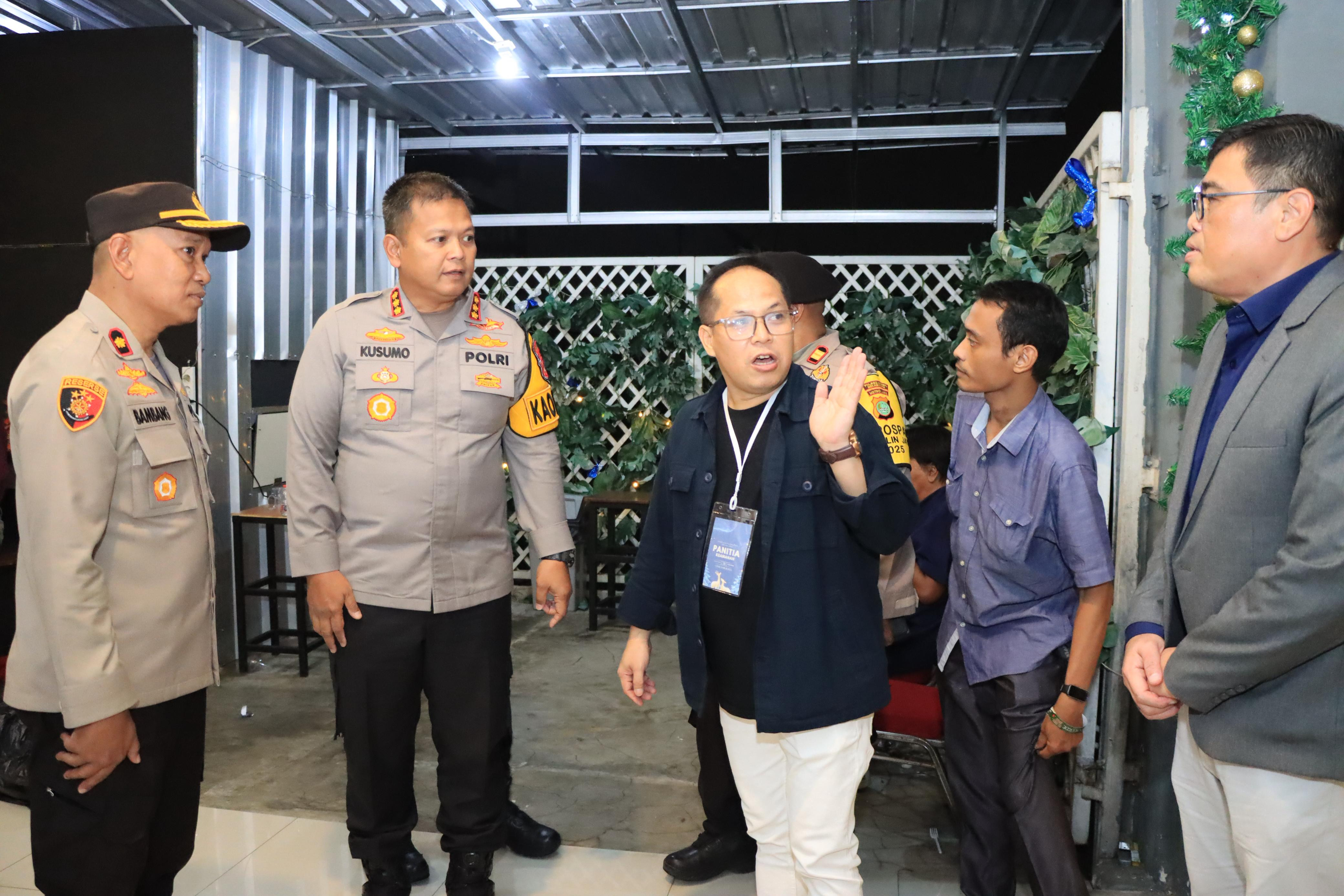 Hadirkan Rasa Aman Sambut Perayaan Natal, Kapolres Metro Bekasi Kota Cek Keamanan Gereja di Plaza Pondok Gede