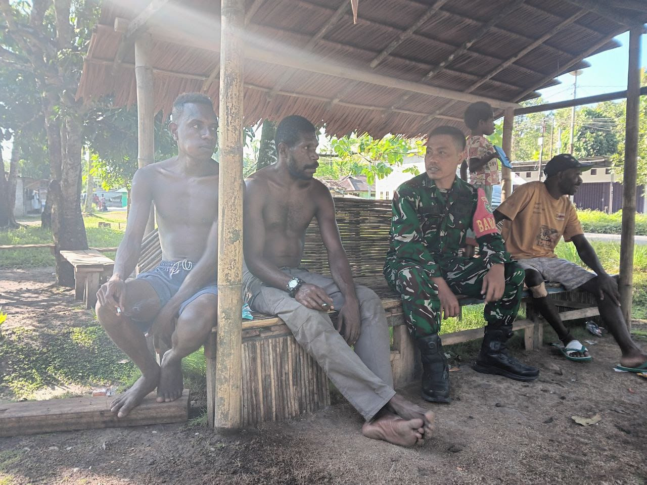 Babinsa Koramil 1710-07/Mapurujaya Laksanakan Komsos dengan Warga