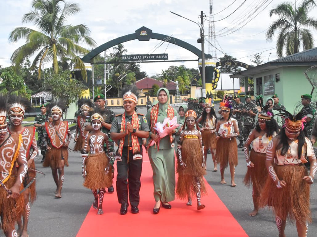 Sambutan Tarian Adat Warnai Kedatangan Dandim 1710/Mimika