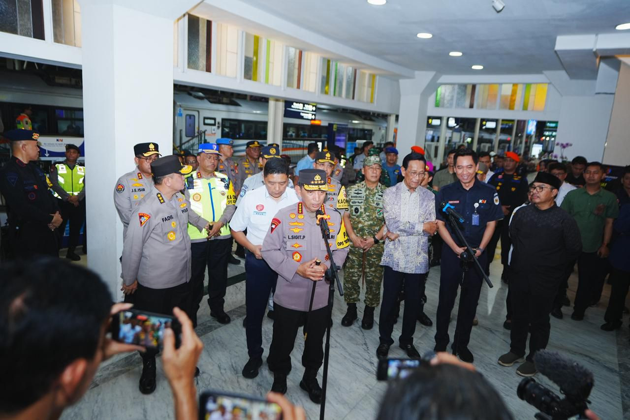 Tinjau Stasiun Tugu DIY, Kapolri Pastikan Puncak Arus Mudik Berjalan Aman