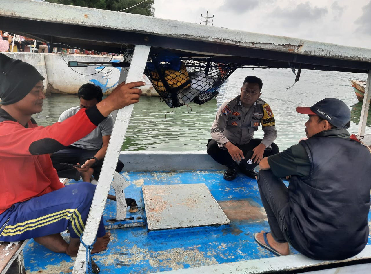 Sambang Humanis di Pulau Lancang, Bhabinkamtibmas Ajak Warga Jaga Kamtibmas Selama Ops Lilin 2025