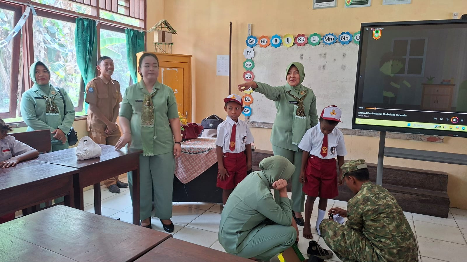Wujud Kepedulian, Persit KCK Cabang XVII Kodim 1808/Mansel Berikan Bantuan Seragam Sekolah Dukung TMMD Ke-130