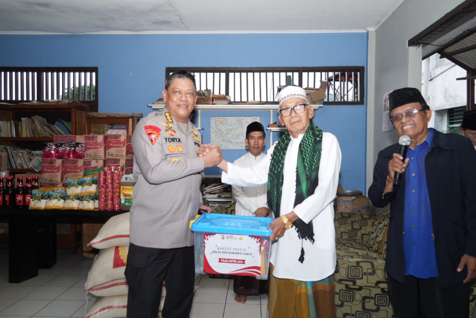 Kapolda Metro Jaya Gelar Bakti Sosial di Yayasan Al-Mubarokah, Jakarta Selatan