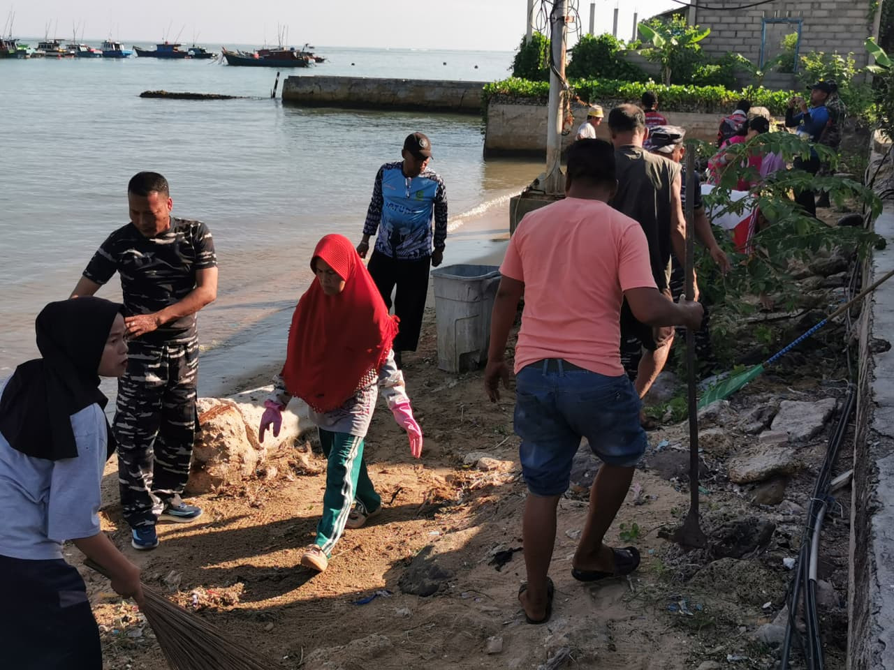 POS TNI Angkatan Laut Midai Bersama Forkopimcam dan Warga Masyarakat Midai Laksanakan Aksi Bersih Pantai