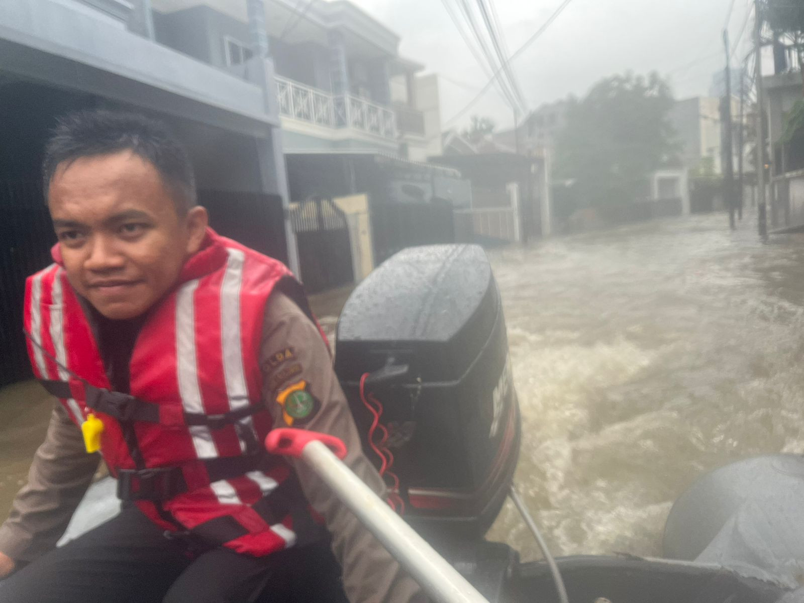 Respons Cepat Banjir Pondok Karya, Ditsamapta Polda Metro Jaya Turun Evakuasi Warga