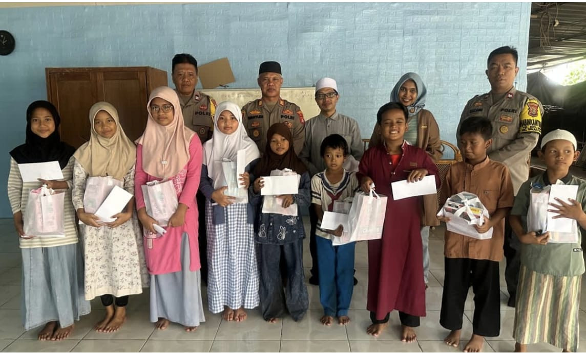 Kapolsek Bekasi Barat Santuni Anak Yatim di Kota Baru, Bagikan Perlengkapan Sekolah Sambut 10 Muharram 1448 H