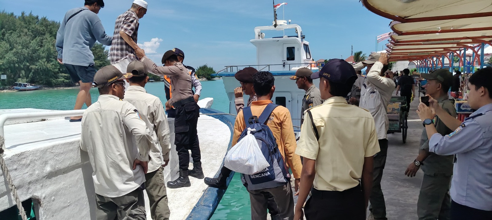 Polisi Kepulauan Seribu Utara Bantu Penumpang dan Jaga Keamanan di Dermaga Wisata