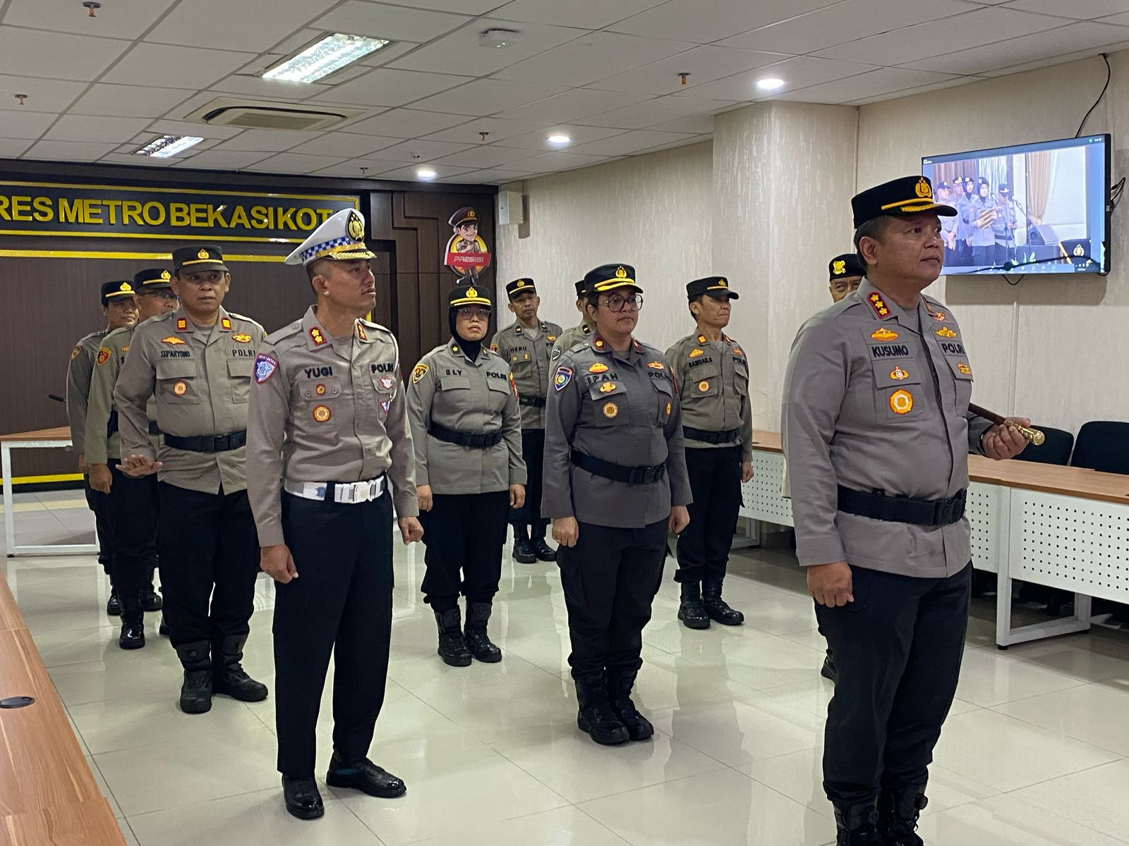 Kapolres Bersama PJU Polres Metro Bekasi Kota Mengikuti Upacara Nilai-Nilai Leluhur Tribarata Pembinaan Tradisi Hari Bhayangkara ke-79 Via Zoom