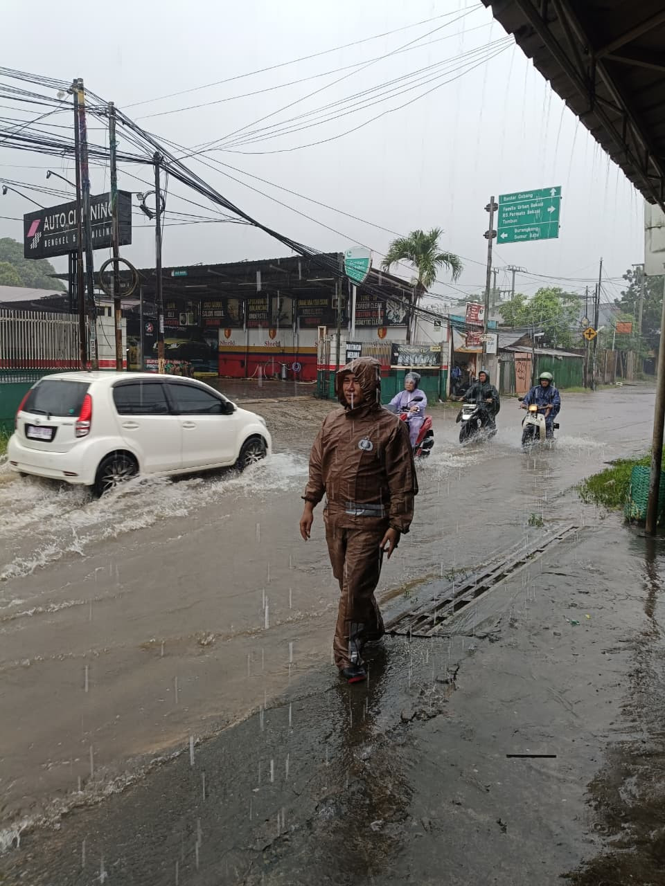 Antisipasi Genangan, Bhabinkamtibmas Polsek Bantargebang Laksanakan Monitoring Wilayah Pasca Hujan di Cimuning
