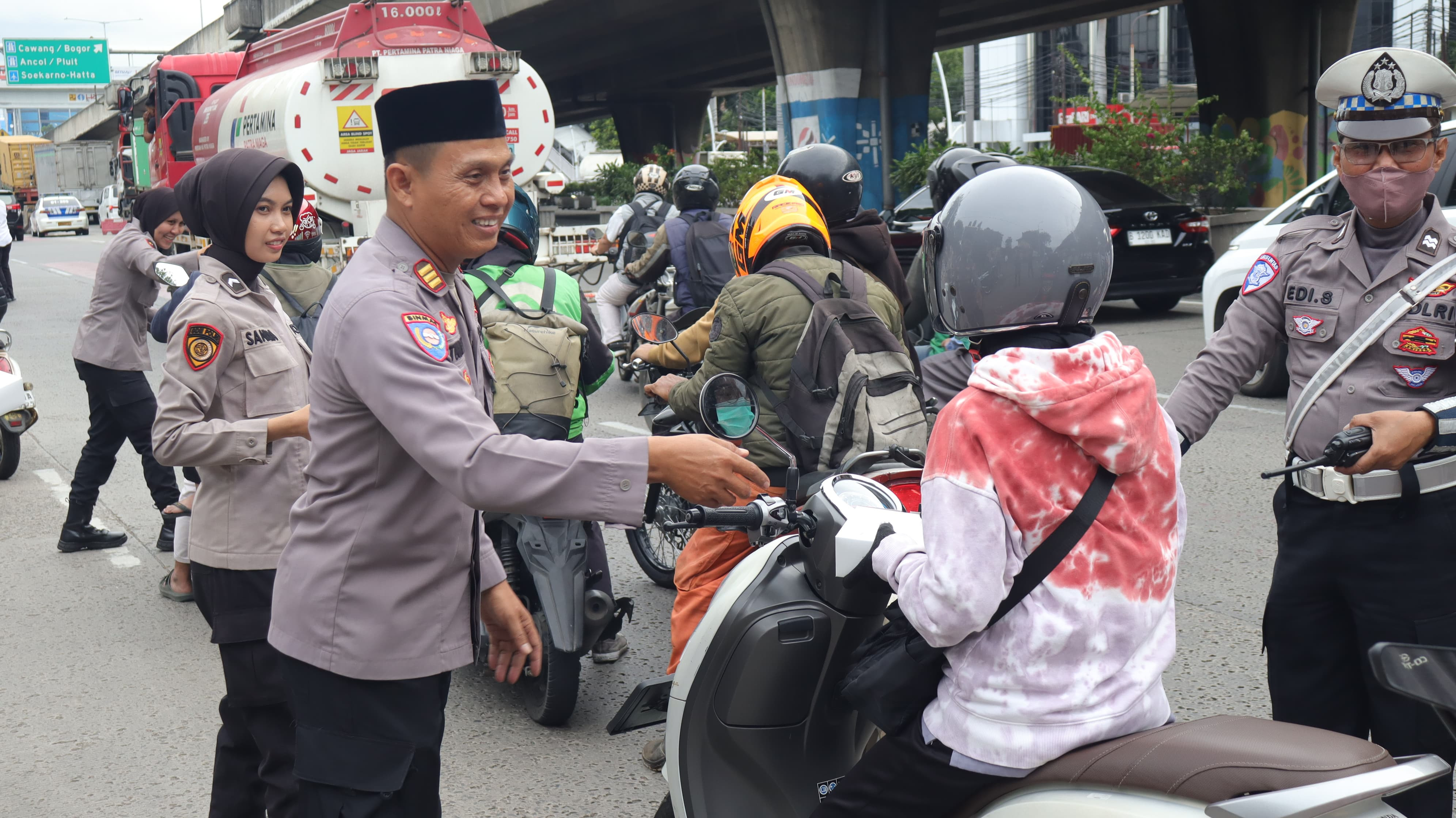 Polres Metro Jakarta Utara Bagikan Takjil Untuk Masyarakat di Bulan Suci Ramadhan