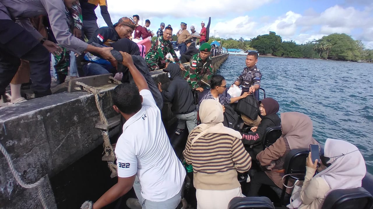 Bakamla RI Bantu Angkut Ratusan Warga dan Logistik Pulau Enggano ke Bengkulu