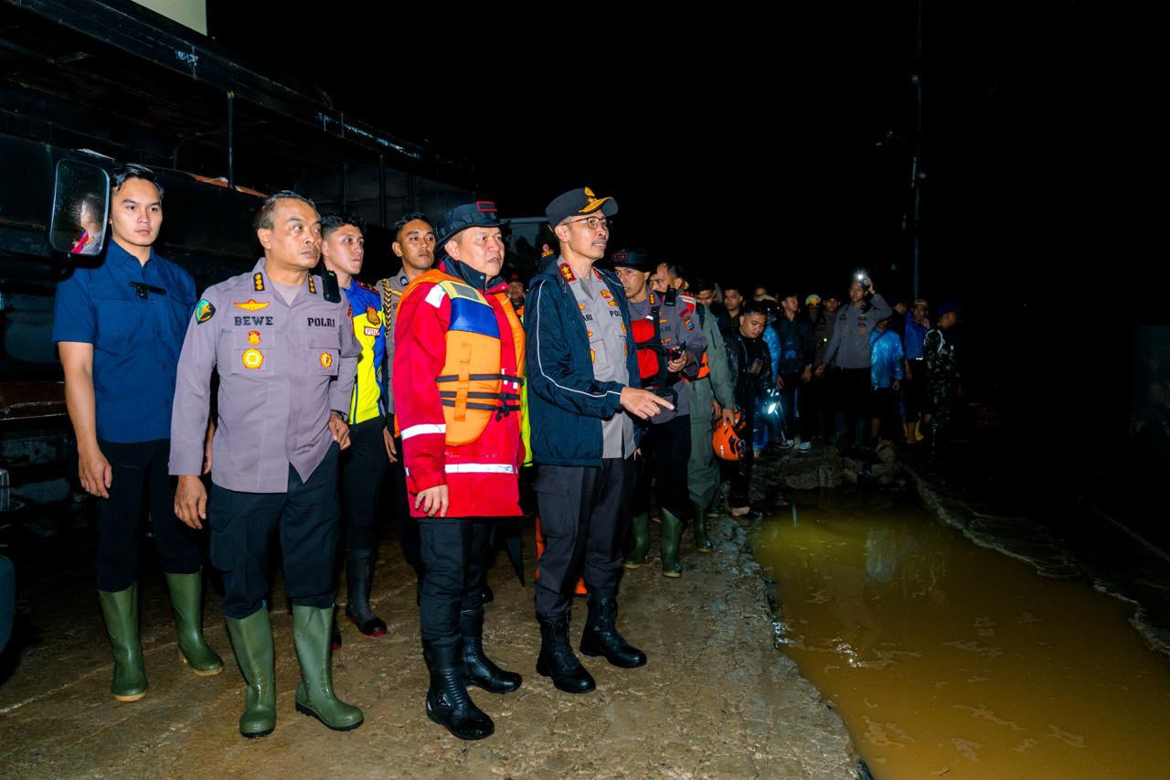 Respons Cepat Tangani Banjir Padang, Polri Kerahkan Personel dan Dirikan Posko Kesehatan