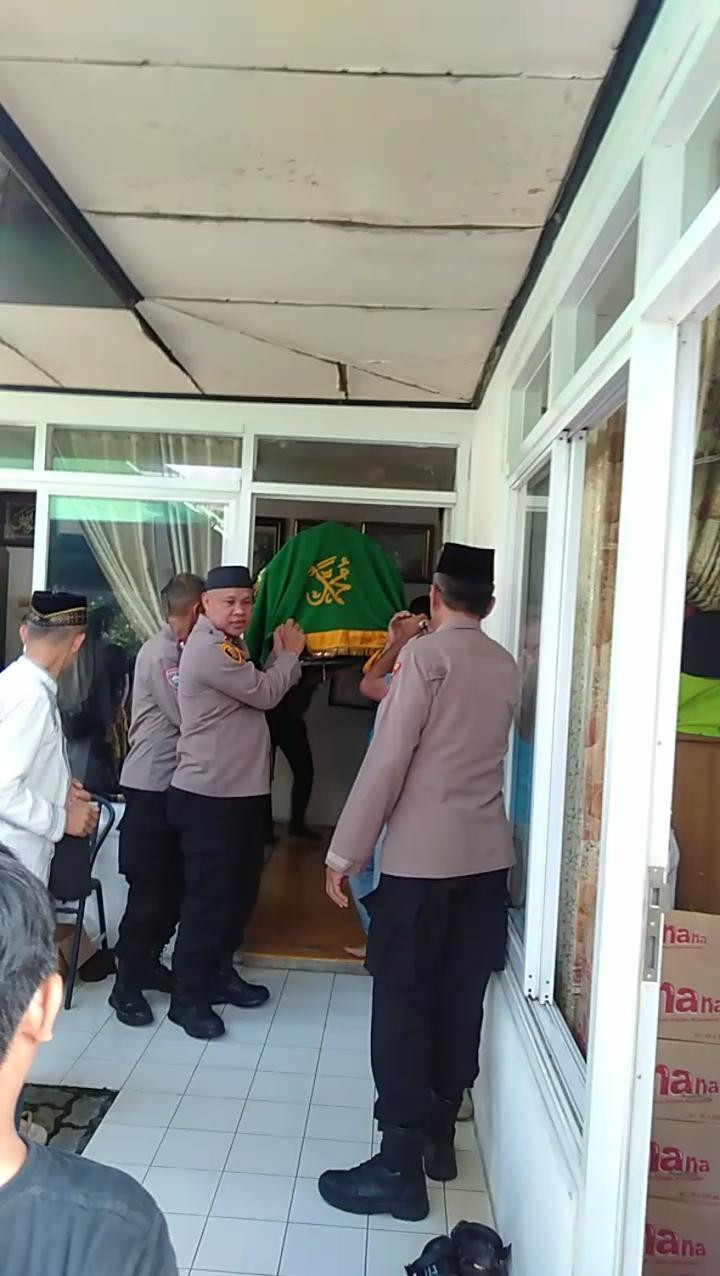 Tunjukkan Empati, Kapolsek Bekasi Barat Hadiri Takziah Almarhumah Hj. Utami Zuhariyah