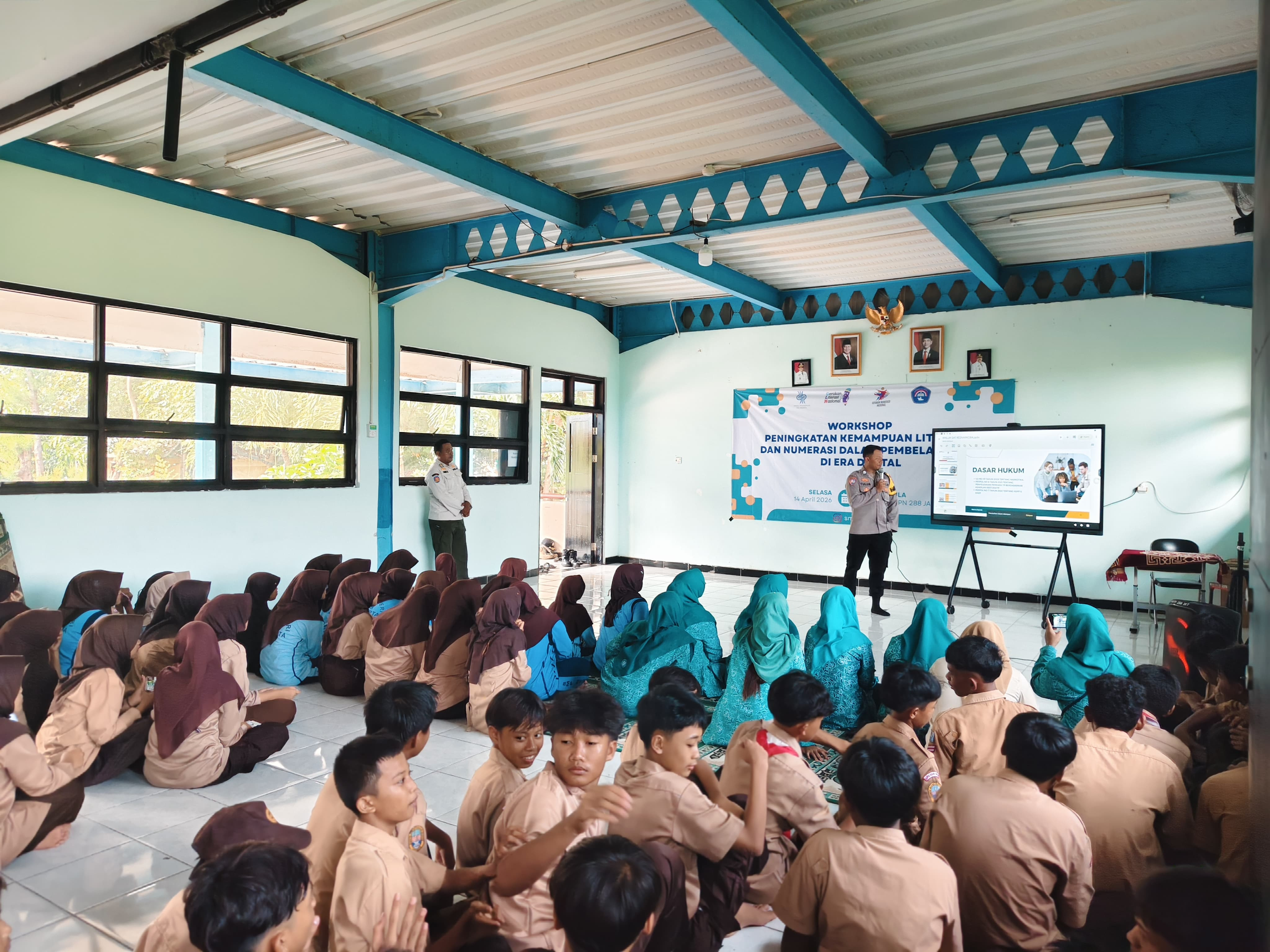 Bhabinkamtibmas Pulau Lancang Berikan Penyuluhan Bahaya Narkotika kepada Siswa SMPN 288 Jakarta
