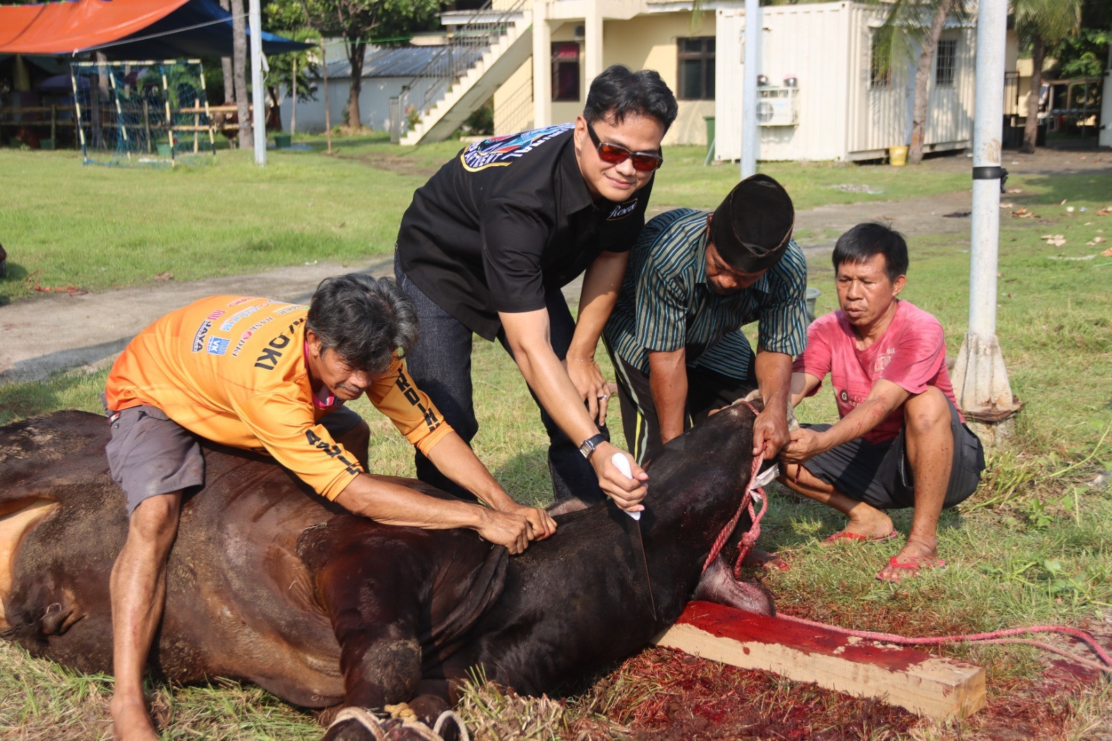 Polres Kepulauan Seribu Gelar Penyembelihan Hewan Kurban Idul Adha 1446 H di Marina Ancol