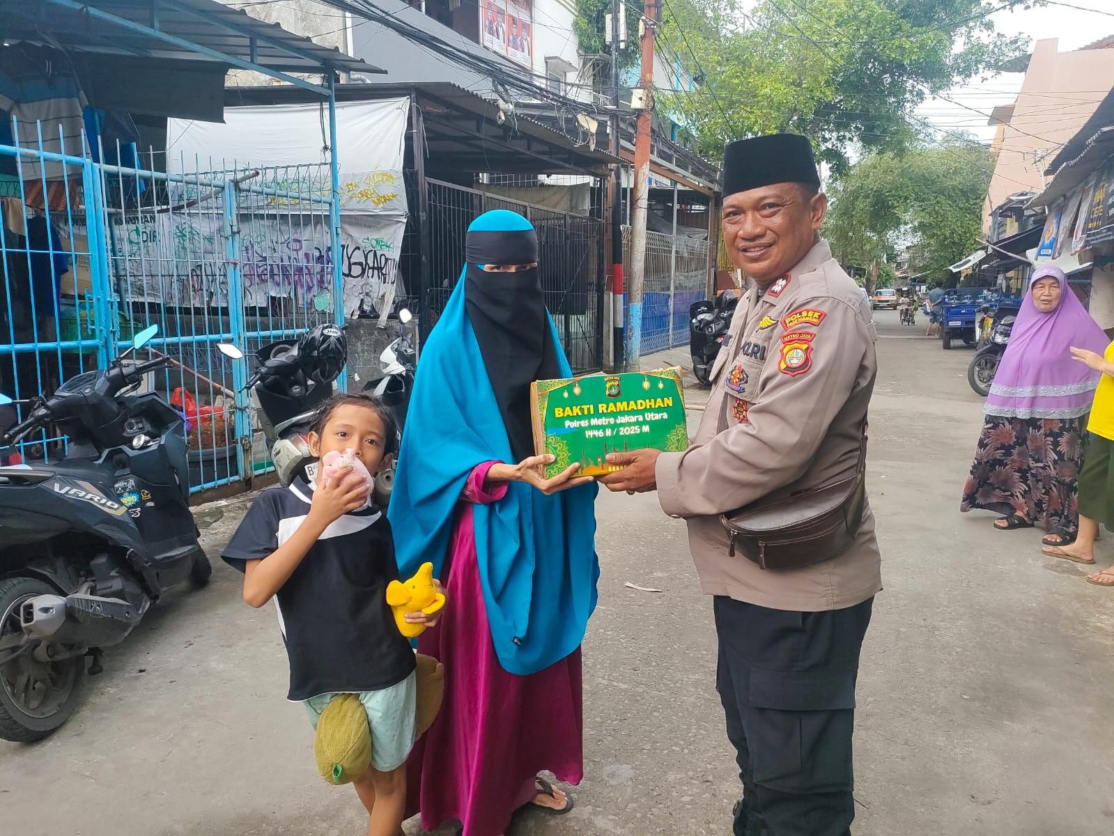 Polisi Peduli: Polsek Pademangan Bagikan Sembako untuk Warga Kurang Mampu