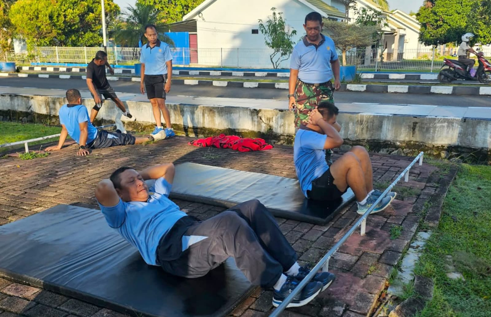 Di Balik Keringat dan Tekad, Personel Lanud Sjamsudin Noor Jalani Tes Kesamaptaan Demi Kenaikan Pangkat
