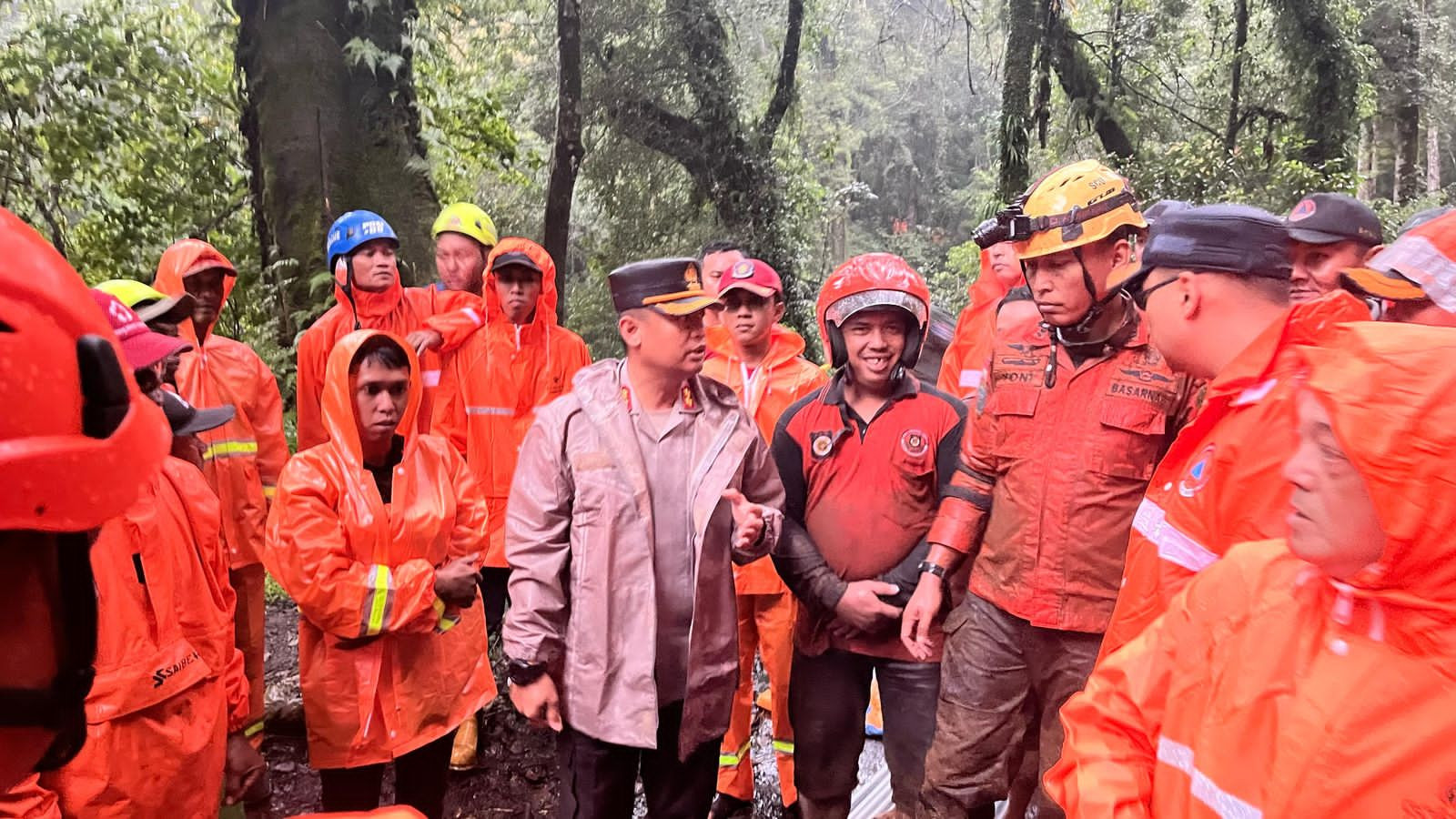 Gotong Royong Polisi Bersama TNI dan BPBD Tangani Longsor di Pacet Mojokerto
