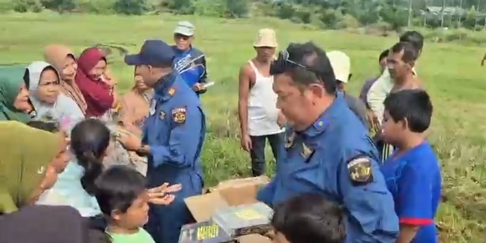 Aksi Kemanusiaan Pilot dan Kru Helikopter Salurkan 145 Al-Qur’an untuk Anak-Anak Terdampak Banjir di Aceh Tamiang