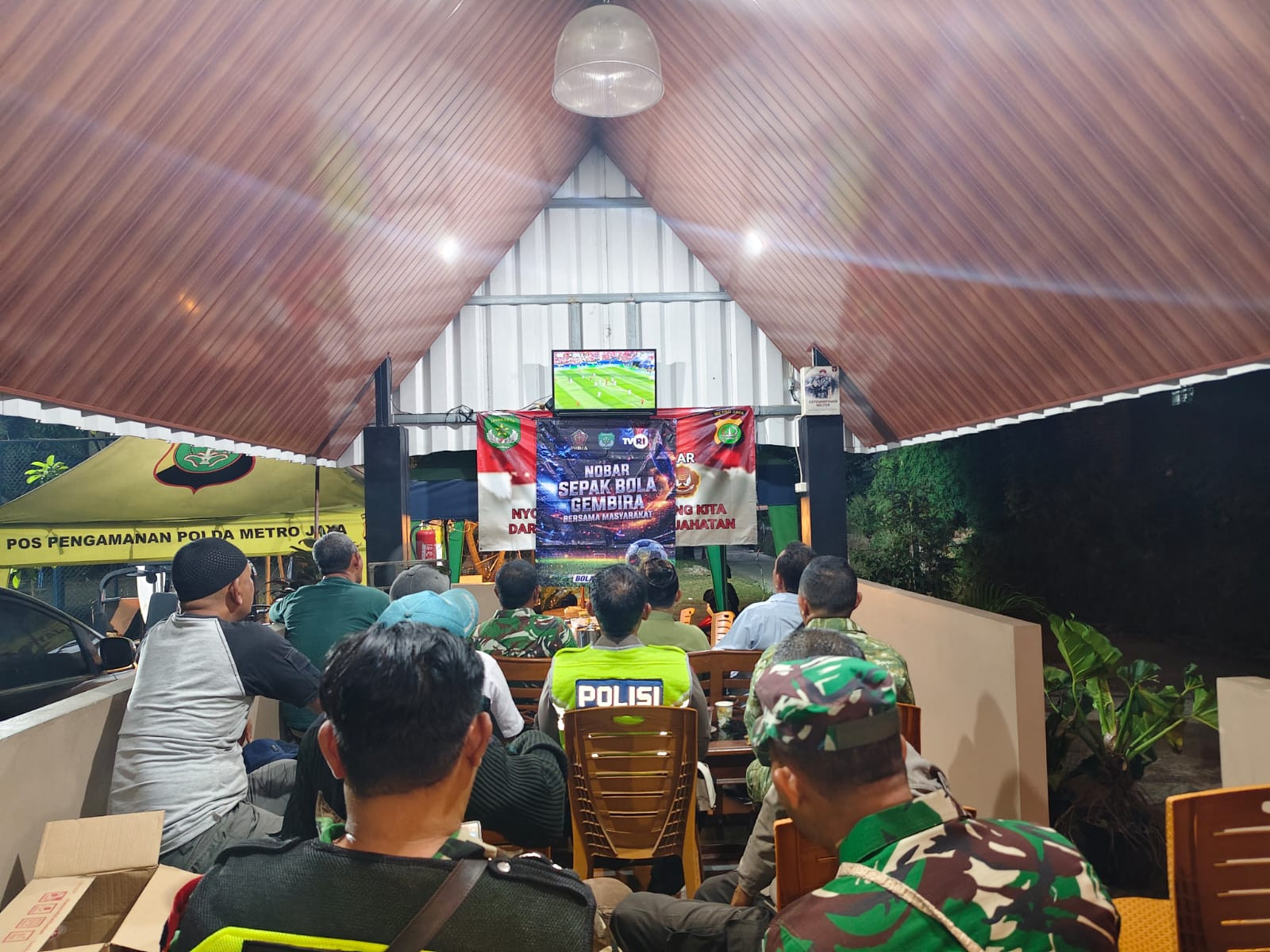 Polsek Bekasi Barat Gelar Nobar Piala Dunia 2026, Pererat Sinergi Bersama TNI dan Pokdar Kamtibmas