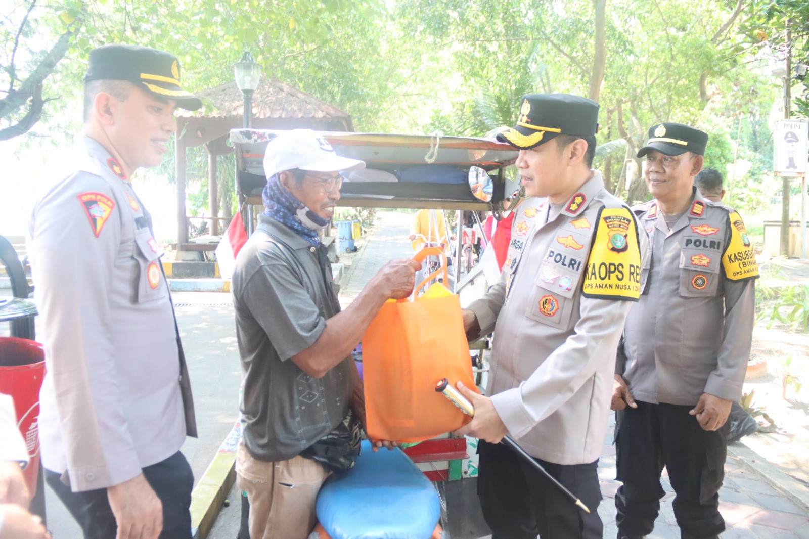 Kapolres Kepulauan Seribu Gelar “Jumat Peduli” di Pulau Harapan, Bagikan Sembako untuk Nelayan dan Pengemudi Bentor