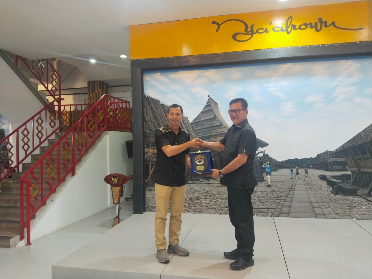 Usai Gelar Jamuan Makan Malam, Bupati Nias Selatan Didampingi Danlanal Nias Lakukan Kunjungan Kehormatan ke KRI Bung Karno-369