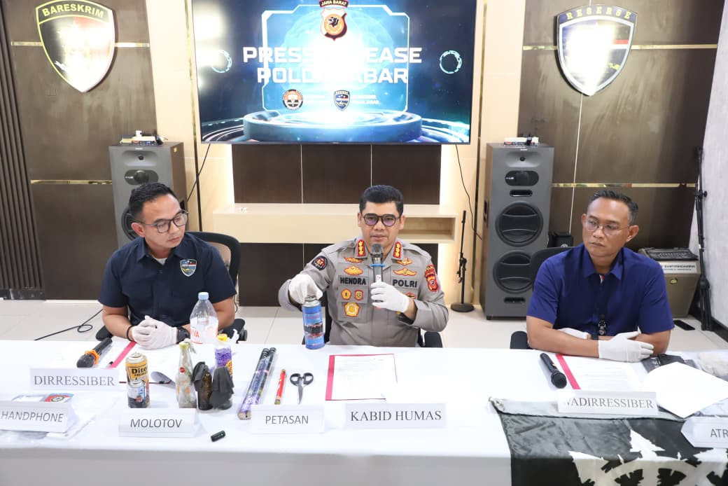 Polda Jabar  Ungkap 12 Tersangka Kasus Bom Molotov, 11 Dihadirkan dalam Konferensi Pers