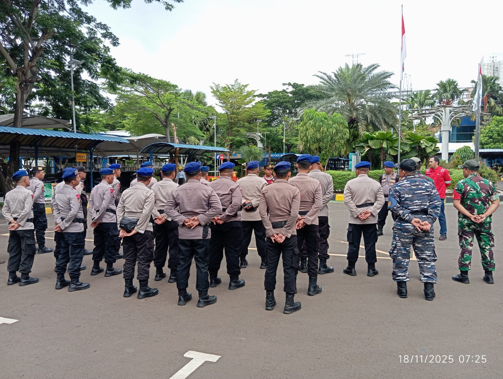 Polisi Terapkan Pengamanan Ketat,  Aksi Greenpeace di Perairan PLTGU Muara Karang Berjalan Kondusif
