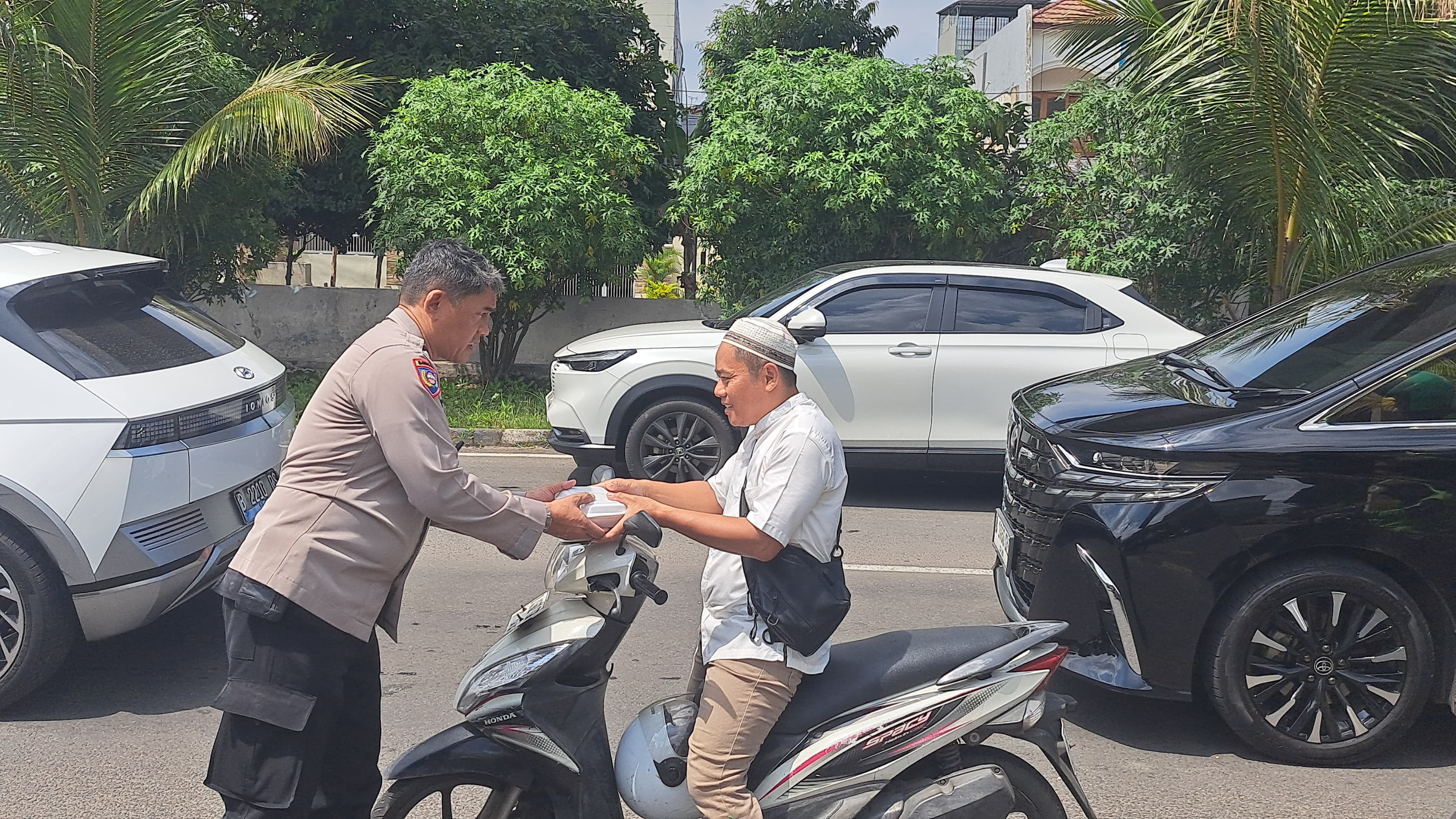 Polsek Kelapa Gading Gelar Jumat Berkah, Bagikan Nasi Kotak untuk Ojol dan Warga