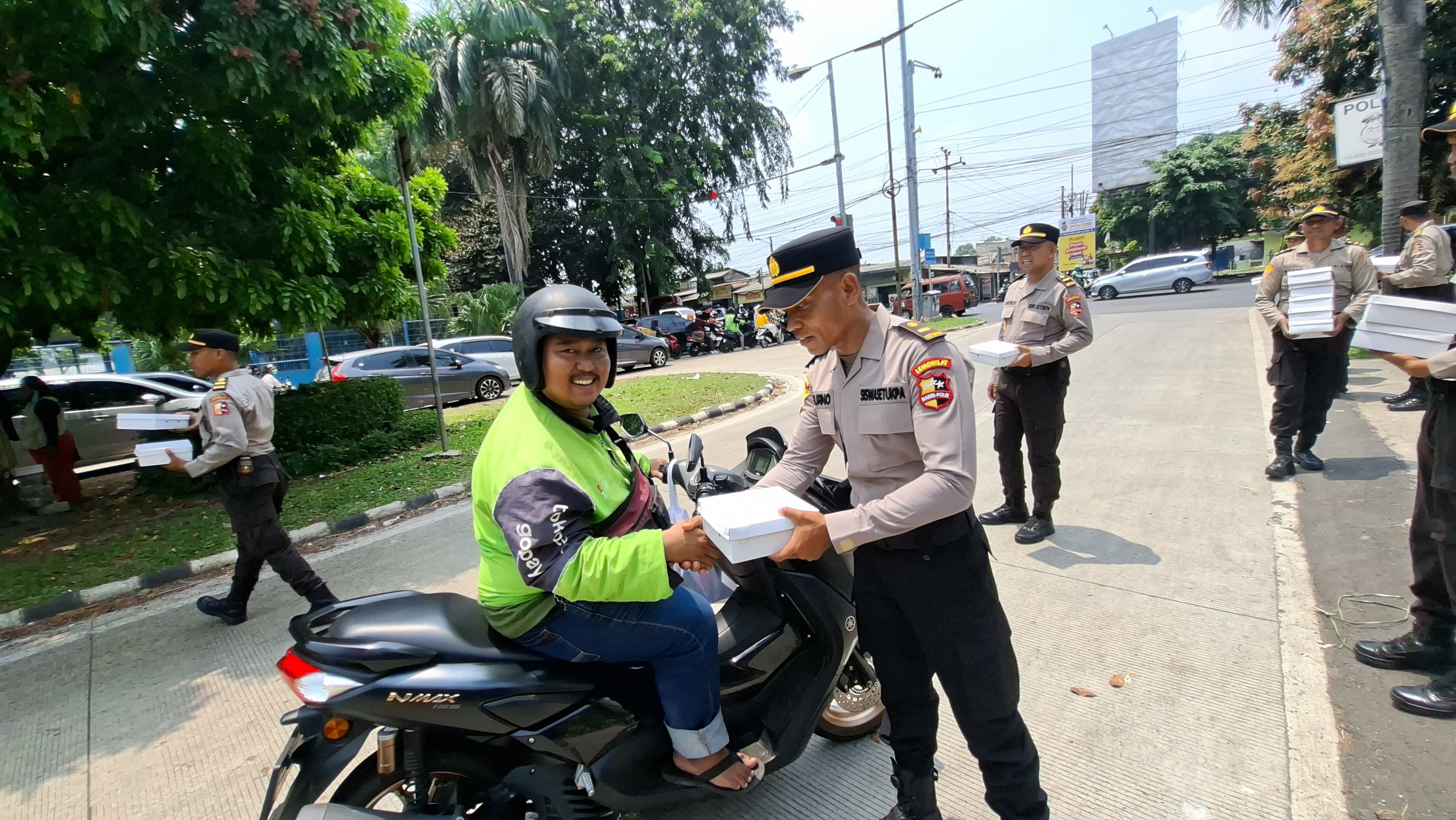 Jumat Berkah, Polsek Rawa Lumbu dan Siswa SIP 54 Gelar Aksi Sosial