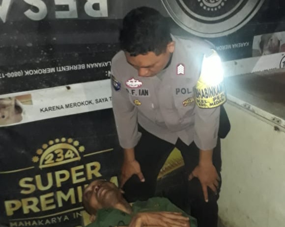 Sentuhan Kemanusiaan Polisi: Bripka Dwi Feriyanto Sigap Selamatkan Pria Terlantar Luka di Pinggir Jalan