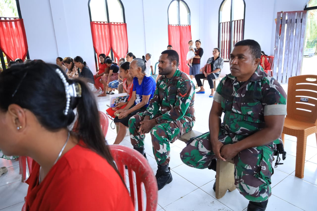 Di Tengah Kesibukan Membangun Desa, Satgas TMMD ke-126 Kodim 1505/Tidore Tak Lupa Ibadah Bersama Masyarakat