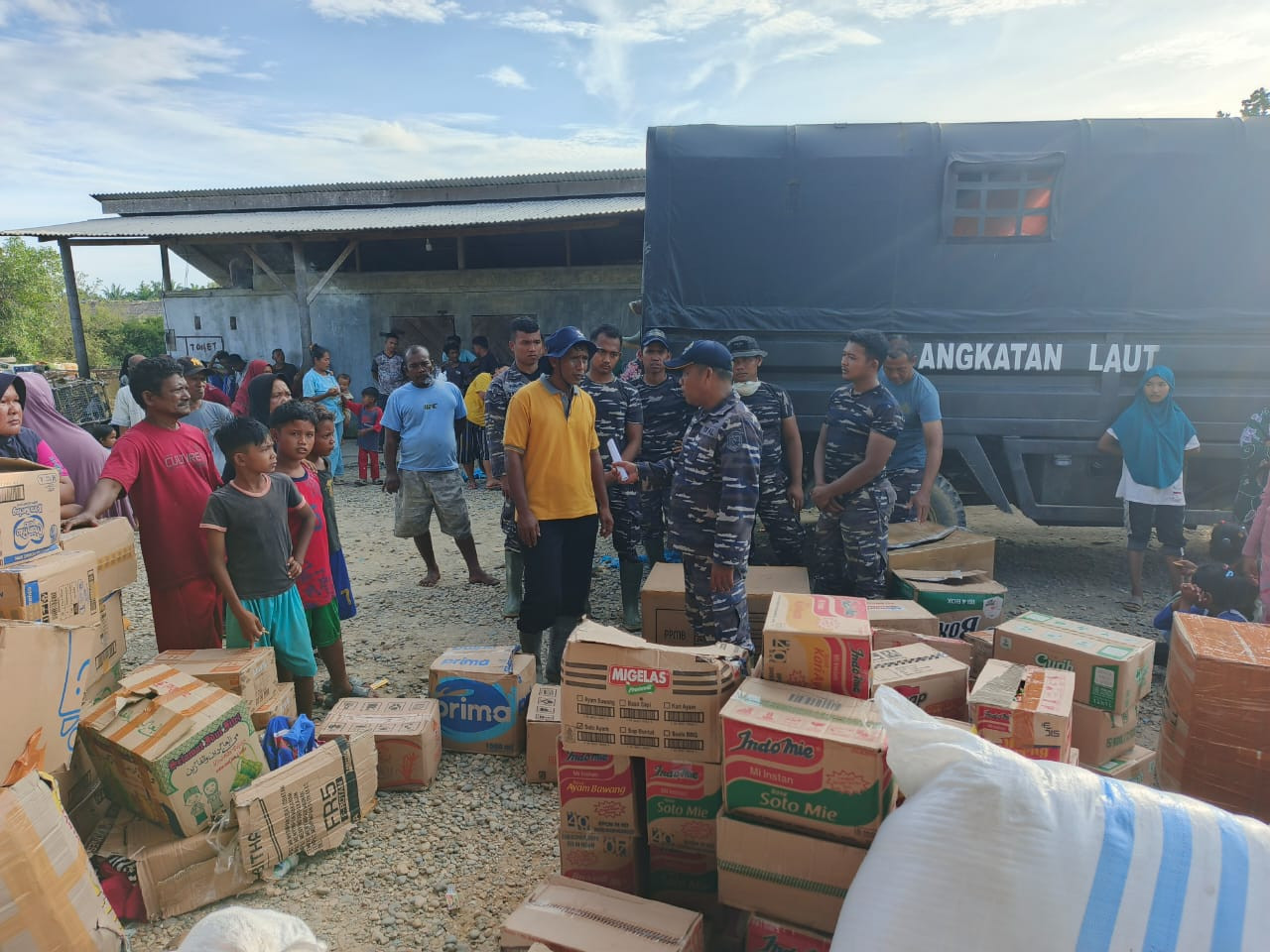 Prajurit Kodaeral I Bersama Lanal Lhokseumawe Laksanakan Debarkasi Bantauan Dari KRI SHS-990