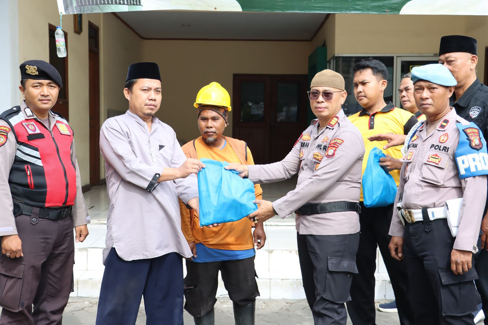 Bulan Suci Ramadhan Polisi Polres Pelabuhan Tanjung Priok Adakan Bakti Sosial di Masjid Baitul Latif