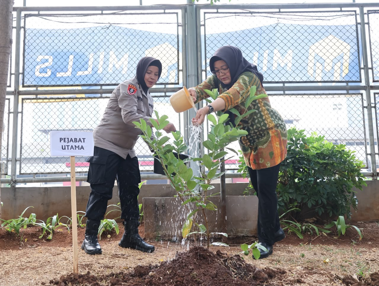Polda Metro Jaya Tanam Pohon, Ajak Personel Hadirkan Kesejukan bagi Masyarakat