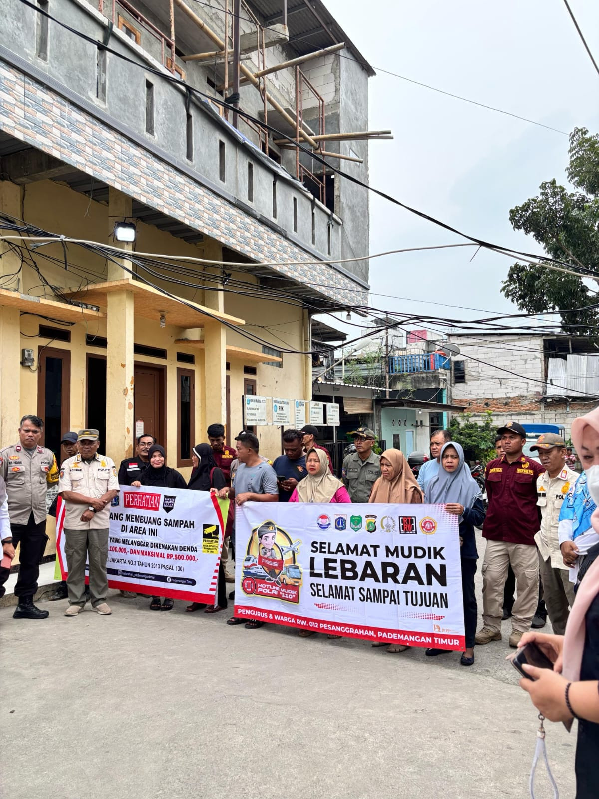Bhabinkamtibmas Pademangan Sosialisasi Tidak Buang Sampah Sembarangan dan Call Center 110