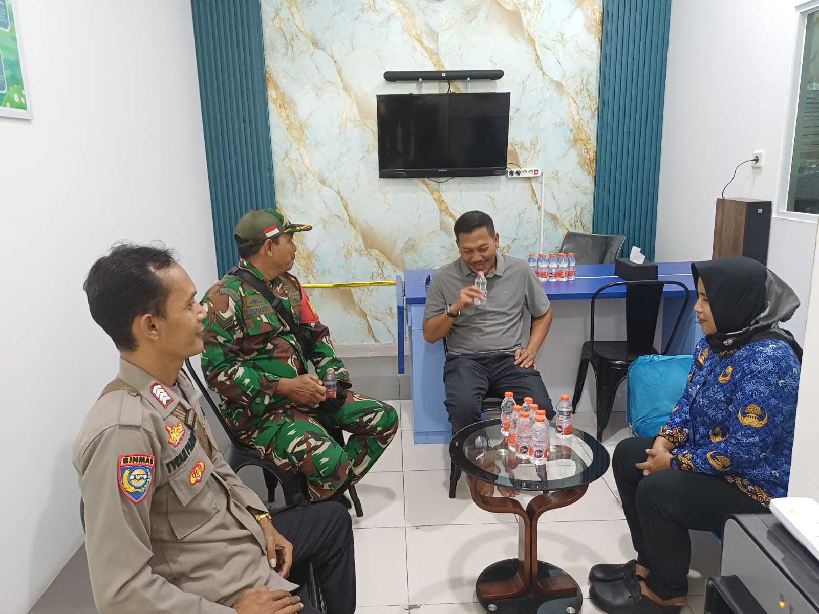Bhabinkamtibmas Bersama Tiga Pilar Kelurahan Bintara Jaya Kunjungi Dapur MBG, Pastikan Distribusi Makanan Bergizi Berjalan Aman