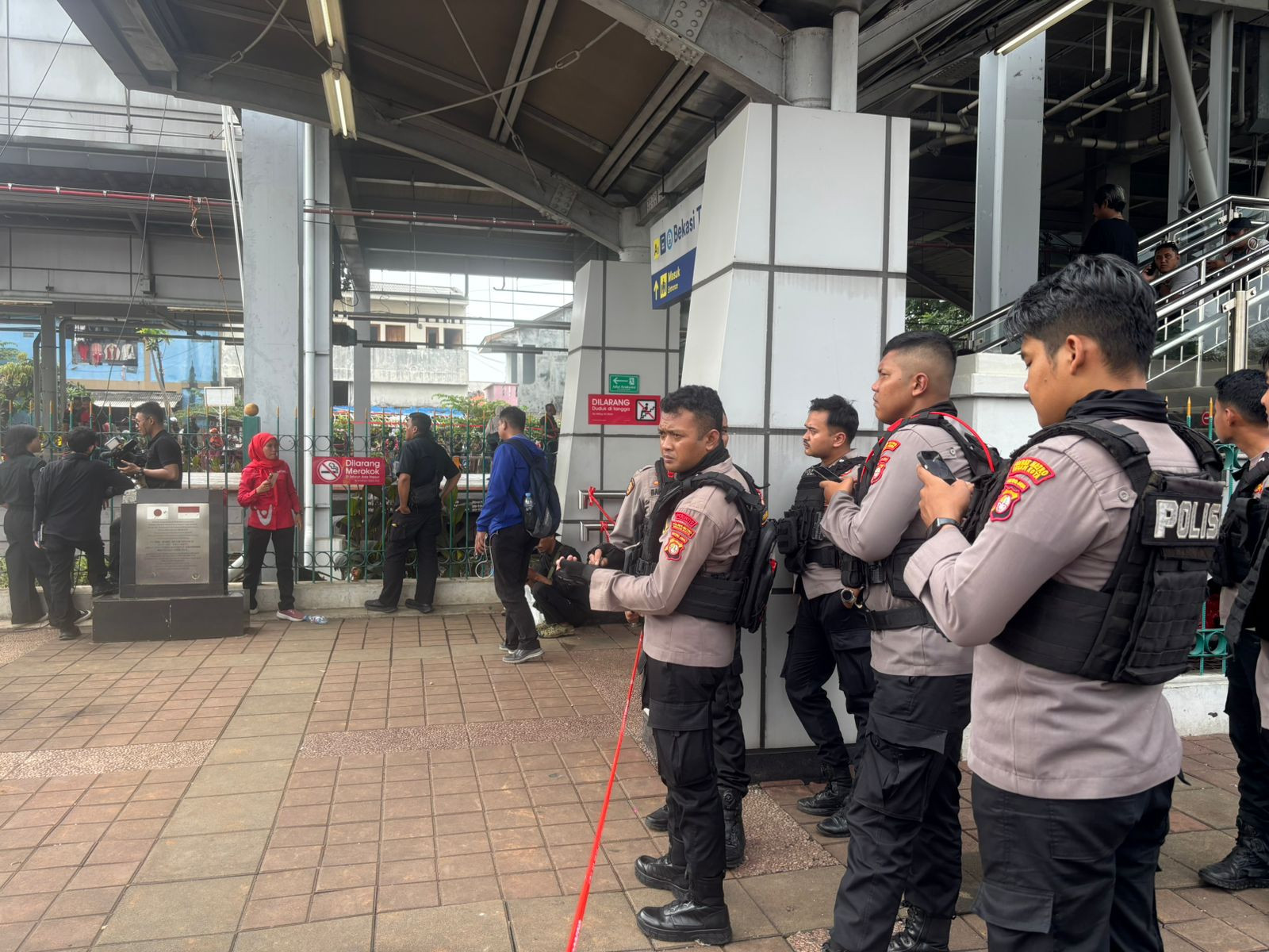 Tim Perintis Presisi Polres Metro Bekasi Kota  Amankan Area Stasiun Bekasi Timur:  Imbau Warga Tak Dekati Lokasi Evakuasi