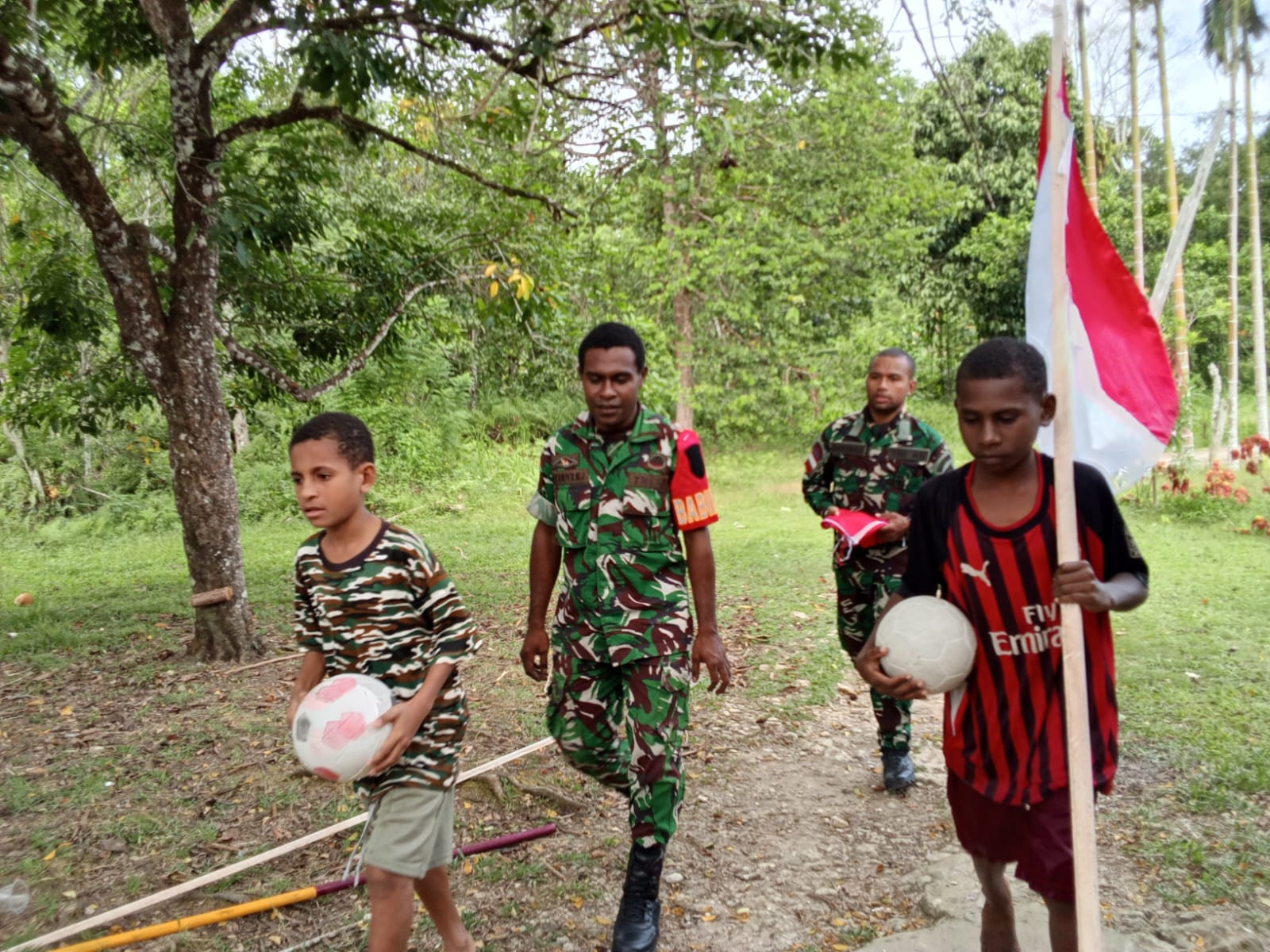 Semangat Kemerdekaan Berkibar di Kampung Sesor, Satgas TMMD Ke-129 Kodim 1807/Sorong Selatan Pasang Bendera Merah Putih