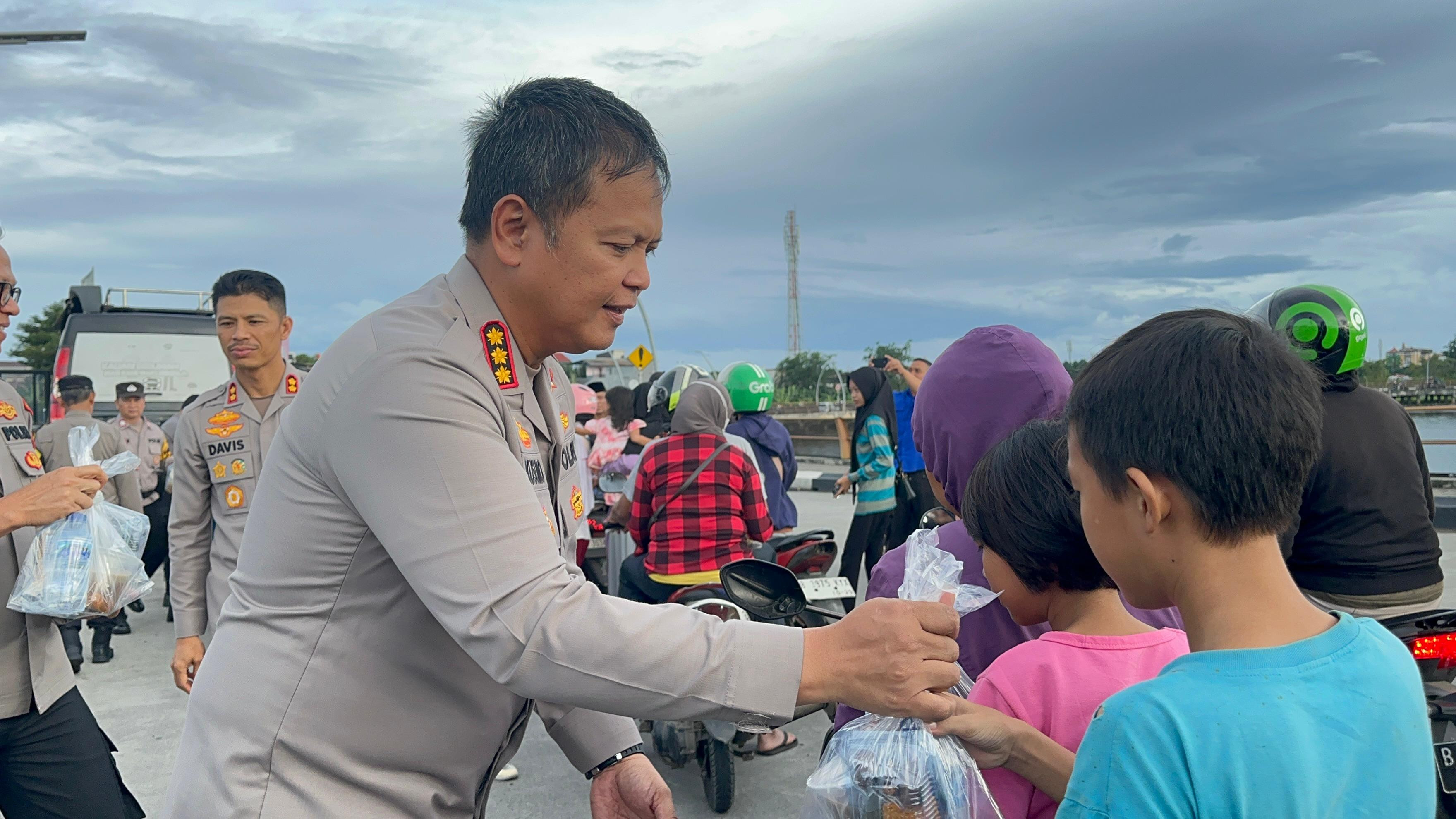 Polri Peduli: Kapolres Metro Bekasi Kota Bagikan Takjil dan Borong Dagangan UMKM di Grand Kemala Lagoon