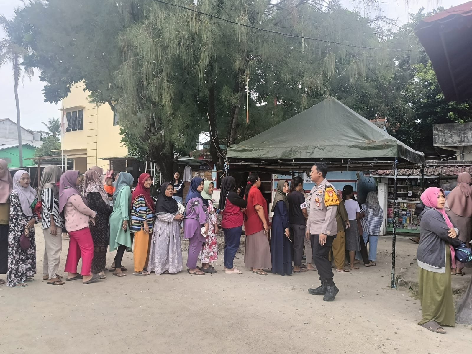 Bhabinkamtibmas Pulau Pari Kawal Pendistribusian Pangan Bersubsidi untuk Warga KJP, Lansia, PJLP dan Dawis